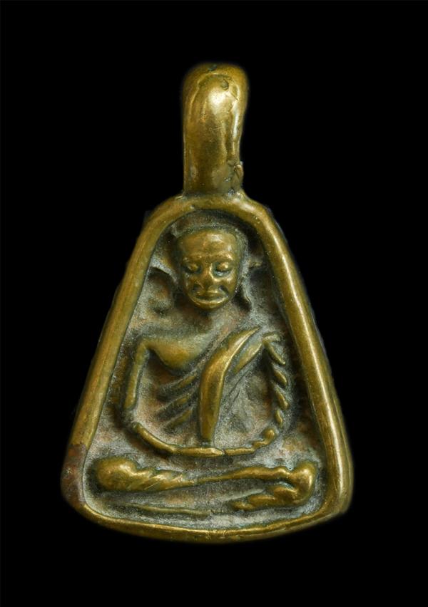 เหรียญจอบหลวงพ่อเงิน วัดบางคลาน จ.พิจิตร รุ่นกำแพงเงิน พิมพ์เล็ก พิธีพุทธาภิเษกปี 2537 เนื้อทองผสม | https://kamulet.in.th