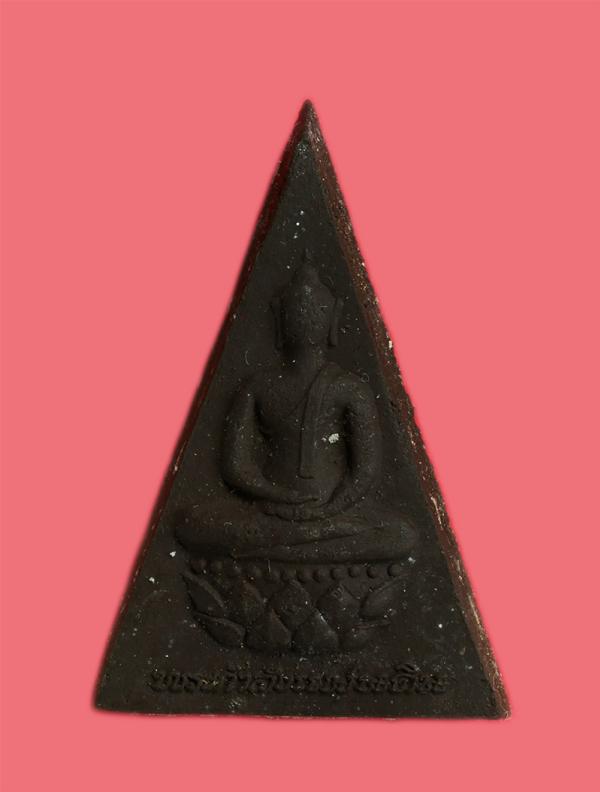 พระกำลังแผ่นดิน (จิตรลดา 2) หลังตราสัญลักษณ์ครองราชย์ ครบ 50 ปี ปลุกเสกพระอุโบสถ วัดพระแก้ว วัดศรีสุดารามจัดสร้าง ปี 2539 พร้อมกล่ [..] | https://kamulet.in.th