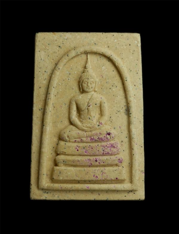 พระสมเด็จเนื้อผงพุทธคุณโรยพลอยเสก หลวงพ่อคูณ ปริสุทโธ คู่พัดยศ วัดบ้านไร่ จ.นครราชสีมา รุ่นมั่งมีทวีคูณ ปี2539  พระเก่าสวย มวลสารด [..] | https://kamulet.in.th