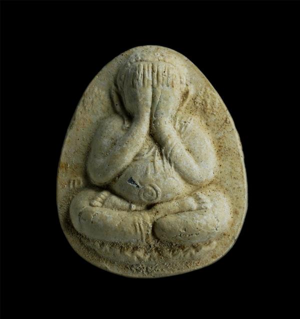 พระปิดตาหลังปรกใบมะขาม หลวงปู่คร่ำ วัดวังหว้า อ.แกลง จ.ระยอง เนื้อผงพุทธคุณ ผงว่าน ฝังตะกรุด | https://kamulet.in.th