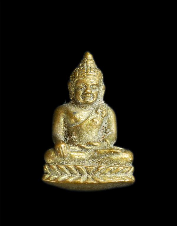 รูปหล่อลอยองค์หลวงพ่อเพชร วัดท่าหลวง อ.เมือง จ.พิจิตร ปี2525 เนื้อทองผสม พระเก่าสวย มวลสารดี มีพระเกจิอาจารย์ร่วมปลุกเสก หลายท่าน | https://kamulet.in.th