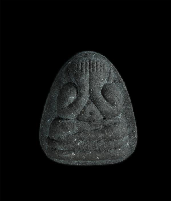 พระปิดตาหลังเทวดา วัดป่า (วัดอรัญญิกาวาส) จ.ชลบุรี มวลสารพระปิดตาเก่าหลวงปู่เฮี้ยง เนื้อว่าน ผงใบลาน | https://kamulet.in.th