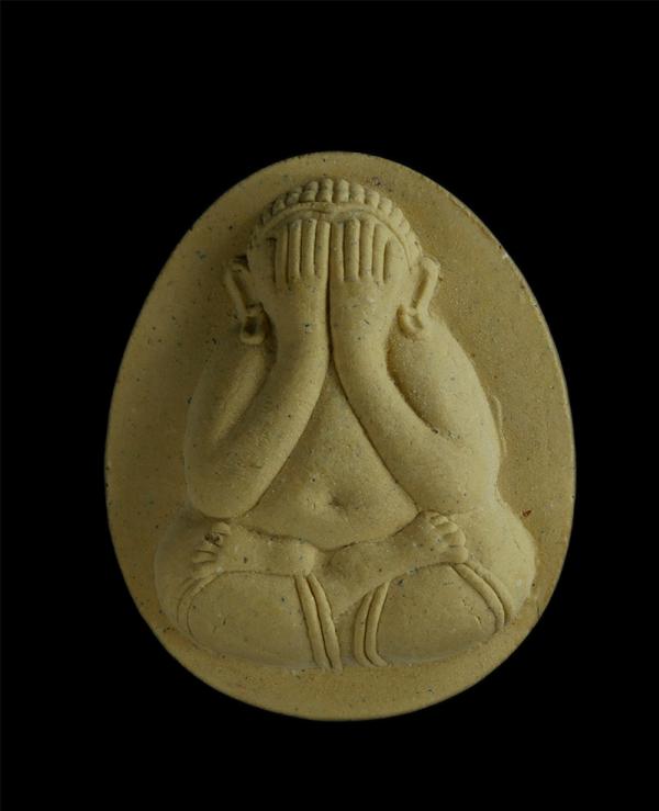 พระปิดตา ปลดหนี้ มหาลาภ ปี2560 เนื้อว่านดอกทองฝังตะกรุดทองแดง ผสมผงพรายกุมาร หลวงพ่อใย ธมฺมสาโร (พระครูพิพิธธรรมสาร) วัดปากป่า ต.ห [..] | https://kamulet.in.th