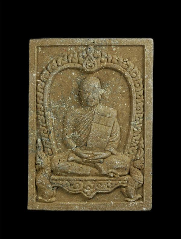 พระผงรูปเหมือนหลังยันต์เฑาะว์ หลวงปู่ฮ้อ พุทฺธสโร วัดชุมแสง อ.วังจันทร์ จ.ระยอง รุ่นมงคลมหาลาภ 100 ปี พ.ศ.2562 เลข 979 เนื้อผงพุทธ [..] | https://kamulet.in.th