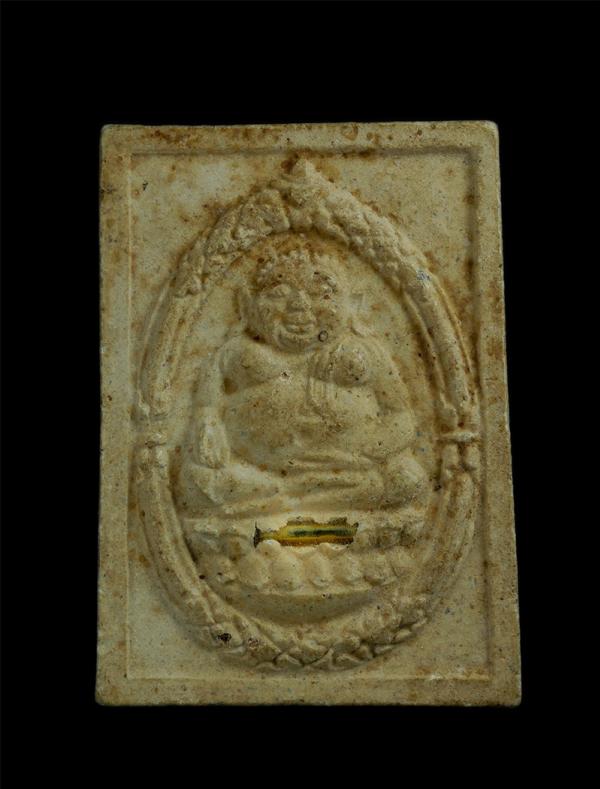 พระผงพระสังกัจจายน์ เนื้อผงพุทธคุณ ผงว่าน ฝังตะกรุดทองคำ หลังหลวงพ่อคูณ วัดบ้านไร่ งานผูกพัทธสีมา วัดหนองคุย จ.ระยอง ปี2537 หลวงปู [..] | https://kamulet.in.th