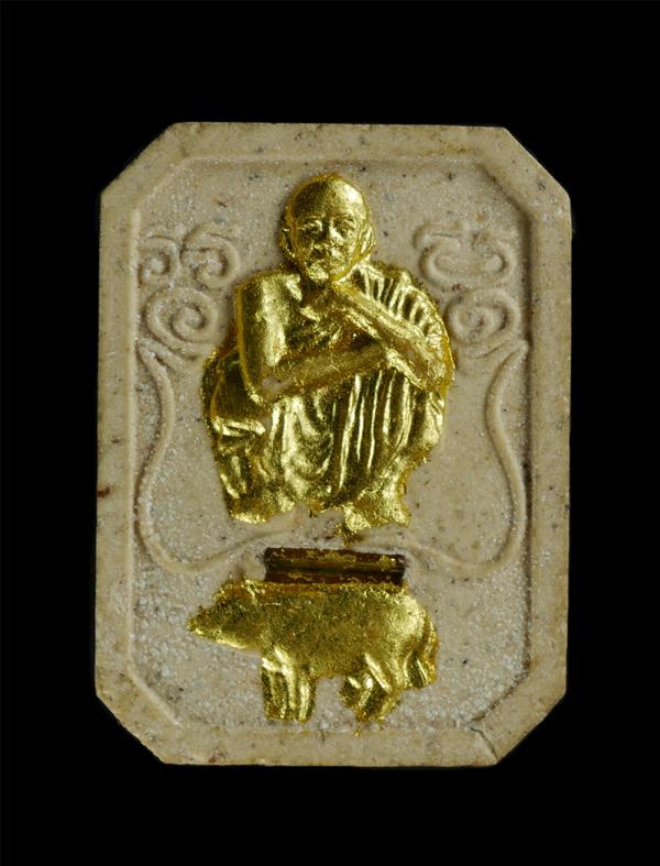 พระผงหลวงพ่อคูณทรงหมู รุ่นคูณทอง-หมูทอง ทรัพย์แสนล้าน เนื้อผงพุทธคุณ ฝังตะกรุด ปิดทอง ปี2538 วัดบ้านไร่ จ.นครราชสีมา พร้อมกล่องเดิ [..] | https://kamulet.in.th