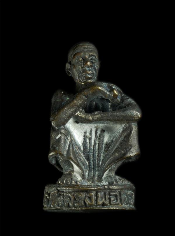 รูปหล่อหลวงพ่อคูณ วัดบ้านไร จ.นครราชสีมา ออกวัดคลองจำกา อ.วังจัน จ.ระยอง เนื้อนวะโลหะ ปี2537 พระเก่าสวย มวลสารดี พิธีใหญ่ พระเกจิส [..] | https://kamulet.in.th