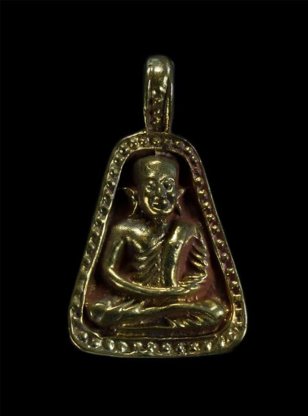 เหรียญจอบ หลวงพ่อเงิน วัดบางคลาน จ.พิจิตร ปี2537 รุ่น สร้างมูลนิธิการศึกษา เนื้อทองผสม ทองระฆัง พระเก่าสวย พร้อมกล่องเดิมๆ | https://kamulet.in.th