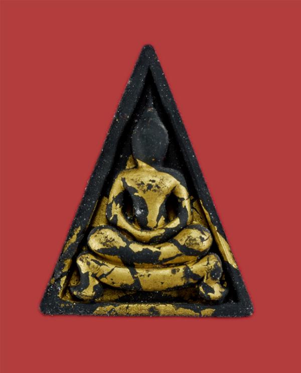 สมเด็จขาโต๊ะพิมพ์สามเหลี่ยม รุ่น นะ เศรษฐี หลวงพ่อพัฒน์ วัดห้วยด้วน จ นครสวรรค์ พ.ศ.2565 เนื้อผงน้ำมันใบลาน ปิดทองในพิมพ์ เลข68 | https://kamulet.in.th