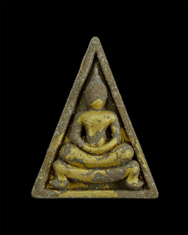 สมเด็จขาโต๊ะพิมพ์สามเหลี่ยม รุ่น นะ เศรษฐี หลวงพ่อพัฒน์ วัดห้วยด้วน จ นครสวรรค์ พ.ศ.2565 เนื้อผงน้ำมันผงธูป ปิดทองในพิมพ์ เลข84 | https://kamulet.in.th