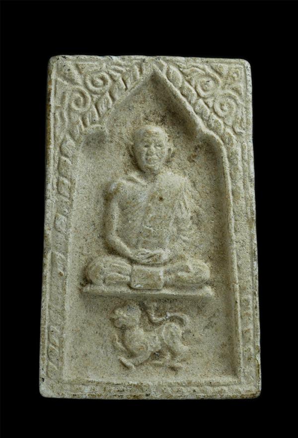 พระผงหลวงพ่อบุญมี ทีปงฺกโร(พระครูวิบูลจริยาวัตร)  นั่งสิงห์ หลังยันต์พระราหู วัดสิงห์ทอง จ.ลพบุรี ปี 2548 เนื้อผงพุทธคูณ ผงว่าน | https://kamulet.in.th