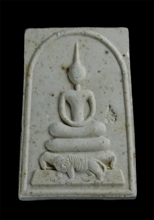 พระสมเด็จขี่เสือ เนื้อผงพรายกุมารหลังยันต์ห้า ฝังตะกรุดเงินคู่ ปี 2553 หลวงพ่อสาคร มนูญโญ วัดหนองกรับ อ.บ้านค่าย จ.ระยอง หมายเลข 9 [..] | https://kamulet.in.th