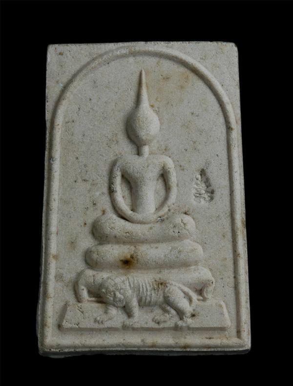 พระสมเด็จขี่เสือ เนื้อผงพรายกุมารหลังยันต์ห้า ฝังตะกรุดทองแดง ปี 2553 หลวงพ่อสาคร มนูญโญ วัดหนองกรับ อ.บ้านค่าย จ.ระยอง หมายเลข 14 [..] | https://kamulet.in.th