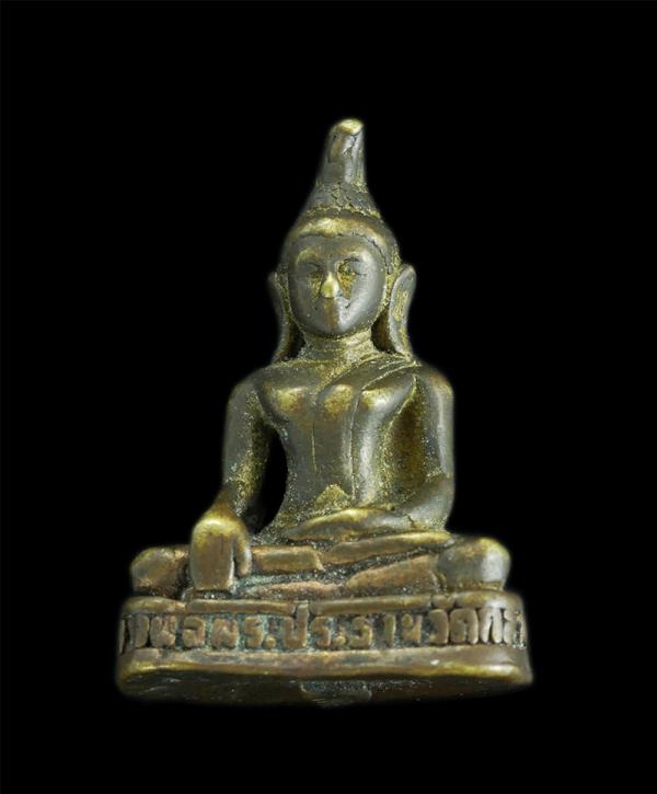 พระยอดธงหลวงพ่อพระประธานวัดกลาง อ.เมือง จ.จันทบุรี | https://kamulet.in.th