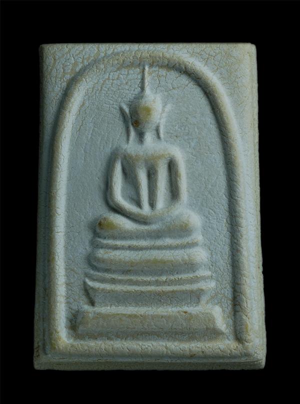 พระสมเด็จ หลวงปู่อินทร์ ธมมโฆโส วัดศรัทธาวารินทร์ ต.ศรีณรงค์ อ.ชุมพลบุรี จ.สุรินทร์ รุ่นยกช่อฟ้า 90 พ.ศ.2545 เนื้อผงพุทธคุณ ผงว่าน [..] | https://kamulet.in.th