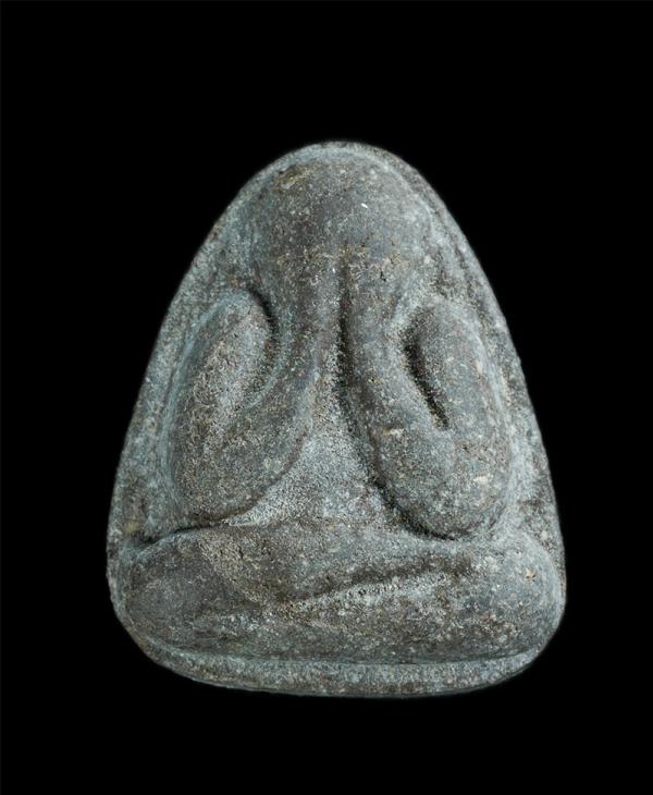 พระปิดตามหาลาภ ครูบาเที่ยงธรรม สำนักเวฬุวัน อ.พยุห์ จ.ศรีสะเกษ ล้อพิมพ์พระปิดตา รุ่นแรก หลวงปู่หมุน พ.ศ.2542 เนื้อผงใบลาน ว่าน 108 [..] | https://kamulet.in.th