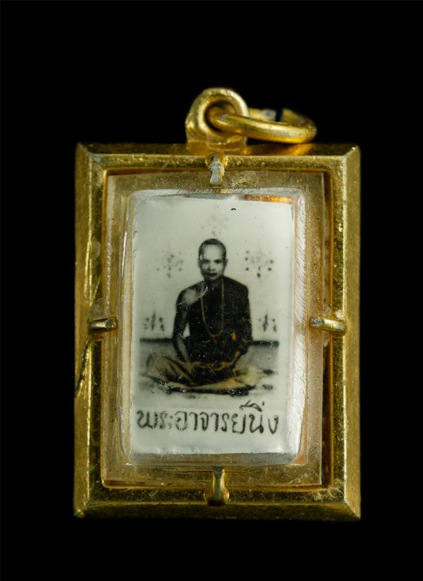 ล็อกเก็ตพระอาจารย์นิ่ง หลังยันต์ กะไหล่ทองสวยๆ | https://kamulet.in.th