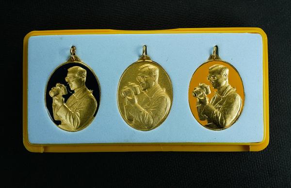 ชุดเหรียญเข็มกลัดในหลวงทรงกล้อง “ฉลองสิริราชสมบัติครบ 60 ปี พศ.2541 3 เหรียญสภาพสวยมาก กล่องเดิมๆ | https://kamulet.in.th