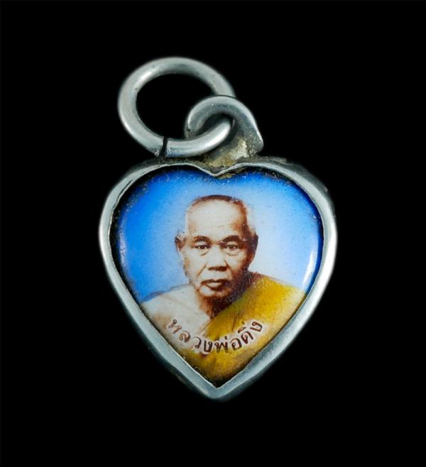 ล็อกเก็ตหัวใจหลังยันต์ หลวงพ่อดิ่ง วัดบางวัว จ.ฉะเชิงเทรา ล็อกเก็ตเก่า เล็กๆ สภาพดีสวยงาม | https://kamulet.in.th