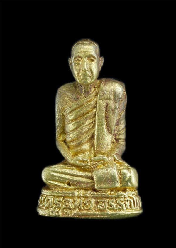 รูปหล่อพระอาจารย์แกะ (พระครูอุทัยอรรถโกศล) วัดป่าคา อ.ลานสัก จ.อุทัยธานี ปี2539 เนื้อทองผสม พระเก่าสวยมวลสารดี พร้อมกล่องเดิมๆ | https://kamulet.in.th