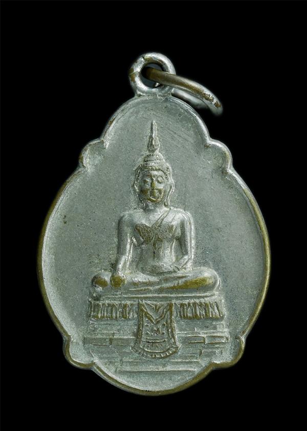 เหรียญพระพุทธ ด้านหลังหลวงพ่อรอด วัดเจ้าเจ็ดนอก อ.เสนา จ.อยุธยา เนื้อกะไหล่เงิน | https://kamulet.in.th