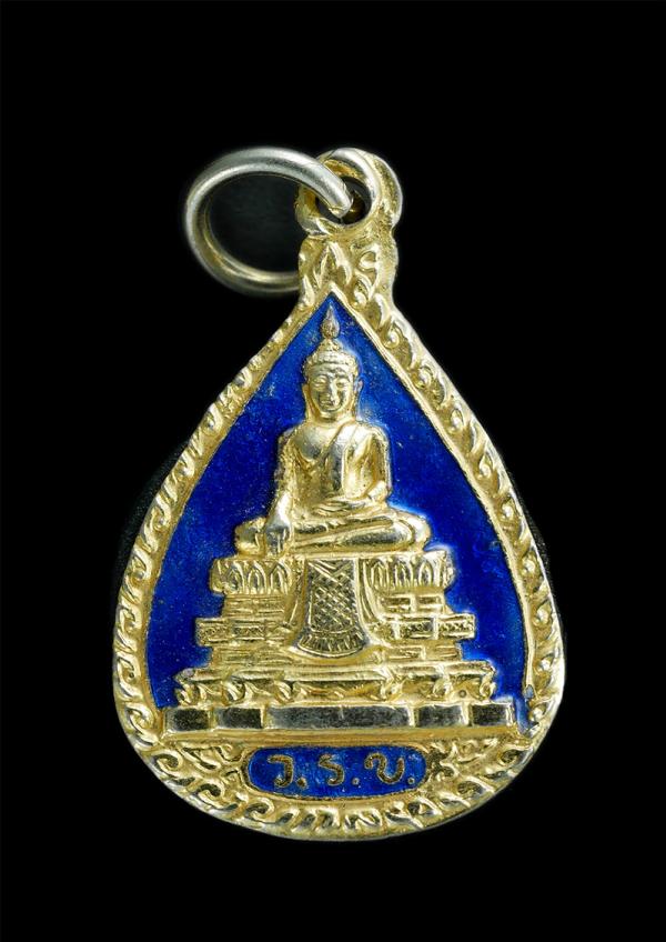 เหรียญหลวงพ่อวัดไร่ขิง ทรงหยดน้ำ (พระอารามหลวง) จ.นครปฐม ด้านหลัง พระนามาภิไธยย่อ “สธ.” จัดสร้างปี 2532 เนื้อกะไหล่ทองลงยาสีน้ำเงิ [..] | https://kamulet.in.th