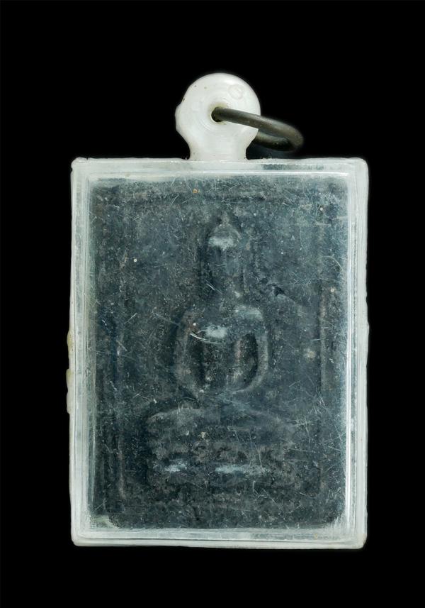 พระสมเด็จหลวงพ่อดำ วัดปากน้ำแหลมสิงห์ จังหวัดจันทบุรี จัดสร้างเมื่อปี พ.ศ.2510 เนื้อผงผสมว่านยา ด้านหลังปั้มยันต์อุ พร้อมกล่องเดิม [..] | https://kamulet.in.th