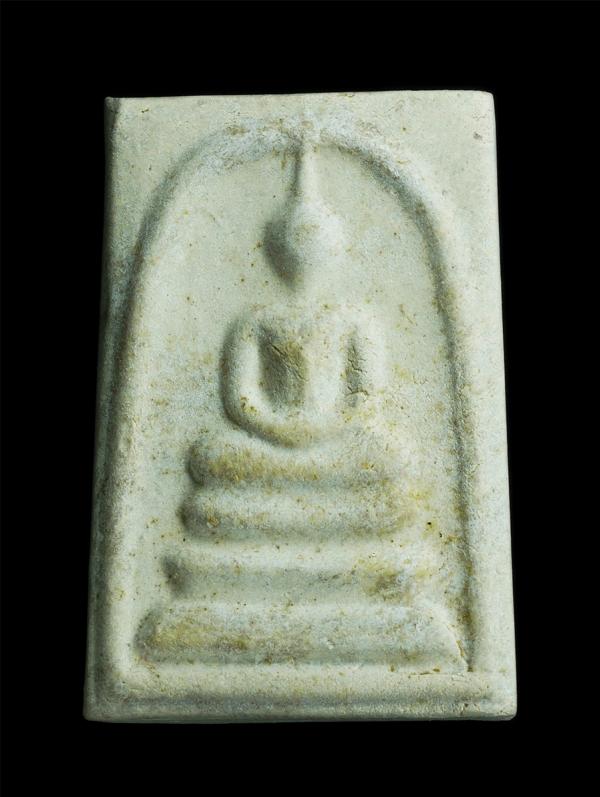 พระสมเด็จบางขุนพรหม ผสมผงเก่า ฝังเม็ดมวลสาร รุ่นสร้างโบสถ์ วัดใหม่โพธิงาม อ.พรมพิราม จ.พิษณุโลก ปี2542 สร้างโดย หลวงตาบำรุง แห่งวั [..] | https://kamulet.in.th