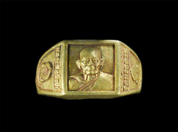 แหวนหลวงพ่อพัฒน์ วัดห้วยด้วน ต.ธารทหาร อ.หนองบัว จ.นครสวรรค์ ปี2560 เนื้อทองเหลือง พระสวยพร้อมกล่องเดิมๆ | https://kamulet.in.th