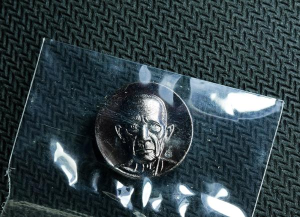 เหรียญเม็ดกระดุม หลวงพ่อรวย ปาสาทิโก จ.อยุธยา รุ่นรวยมั่งคั่ง ปี2565 พระใหม่ยังไม่แกะถุง | https://kamulet.in.th