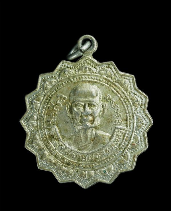 หลวงพ่อเชื่อมหลังหลวงพ่อหิน วัดพระนอน อ.เมือง จ.นครสวรรค์ เนื้ออัลปาก้า พระเก่าสวยครับ | https://kamulet.in.th