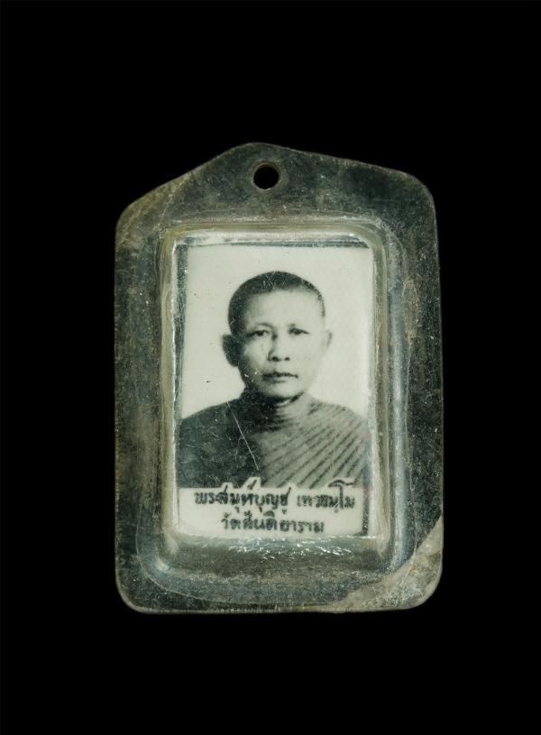 ล็อกเก็ตรูปถ่ายหลังตะกรุดสามกษัตริย์ หลวงพ่อบุญชู เทวธมฺโม วัดสันติยาราม ต.ป่าพุทรา อ.ขาณุวรลักษบุรี จ.กำแพงเพชร พระเก่าสวย สร้างน [..] | https://kamulet.in.th