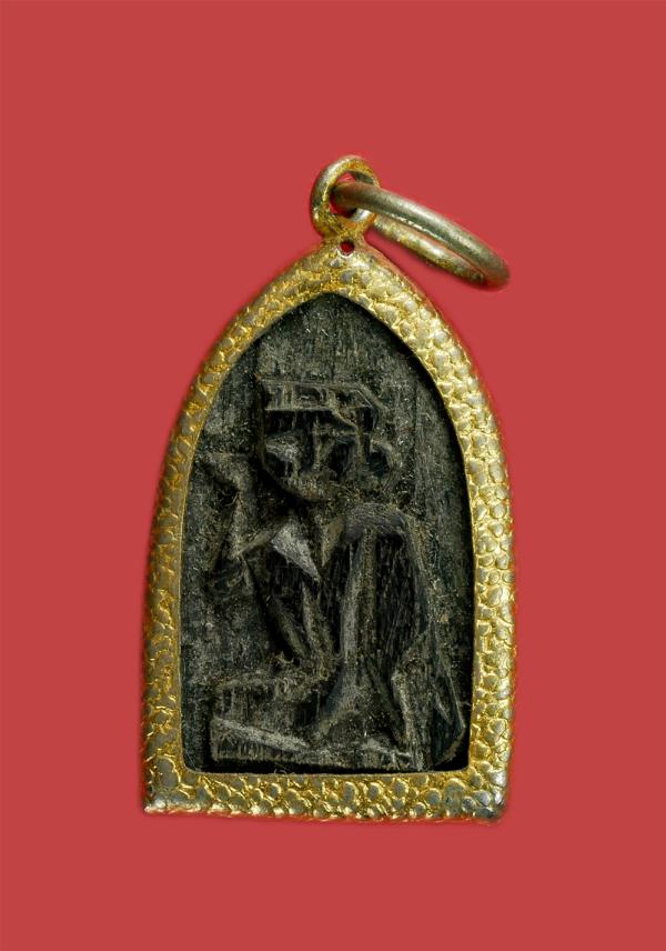 แม่นางกวัก ไม้พญางิ้วดำ งานแกะด้วยมือ เลี่ยมจับขอบทองเหลืองเก่าห่วงเชื่อมเดิมๆจากวัด ไม้เก่าน่าสะสม | https://kamulet.in.th