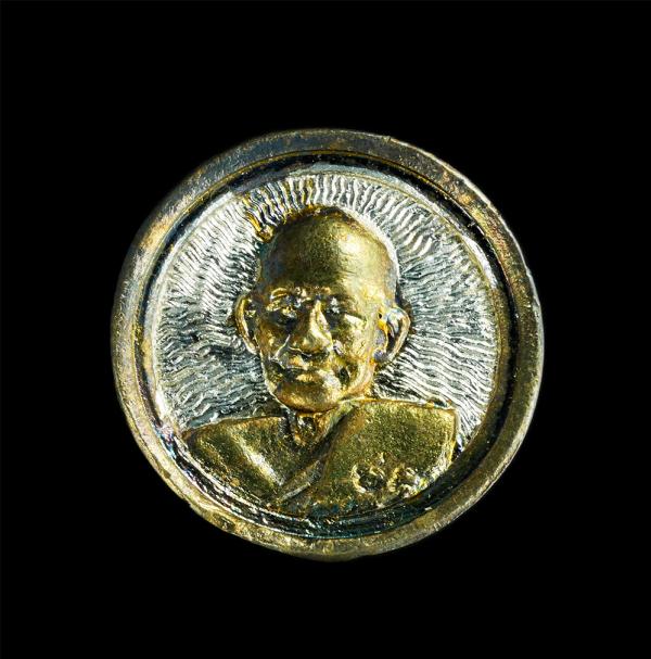 เหรียญล้อแม็กหลวงปู่ม่น หลวงปู่ม่น วัดเนินตามาก อ.พนัสนิคม จ.ชลบุรี รุ่นลายเซ็นต์ เสาร์5 ปี2536 เนื้อกะไหล่เงินทอง พระสวยพร้อมกล่อ [..] | https://kamulet.in.th