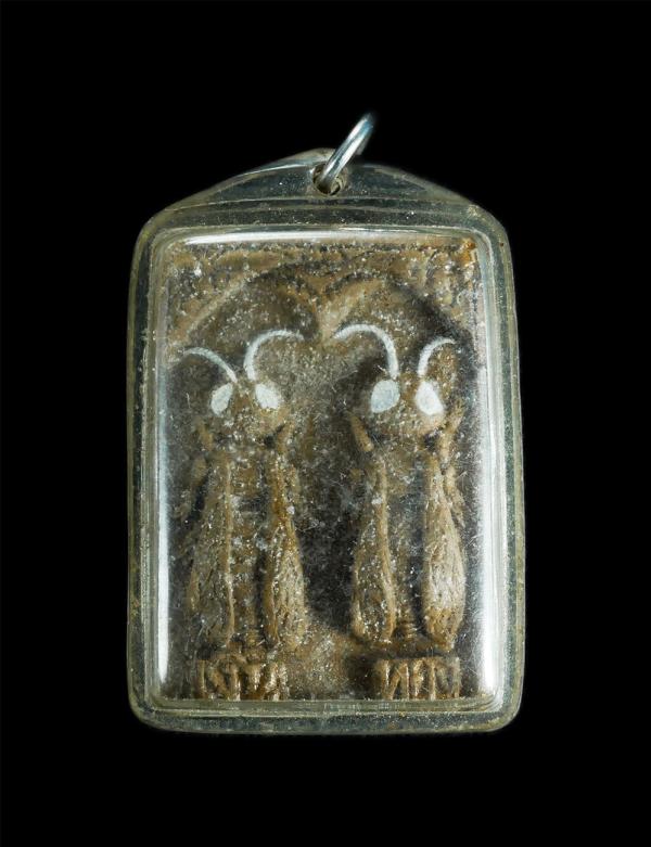 ตัวต่อเงินต่อทองคู่ รุ่น 2 เนื้อผงรังต่อ เนื้อว่าน ฝั่งตะกรุดคู่ ปี2545 หลวงพ่อจืด วัดโพธิเศรษฐีวนาราม จ.นครปฐม พระสวยมากไขว่านขึ้ [..] | https://kamulet.in.th