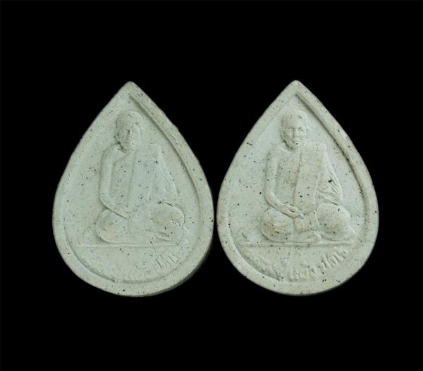 พระผงหยดน้ำ รุ่นแรก หลวงปู่แผ้ว ปวโร วัดกำแพงแสน จ.นครปฐม ปี 2541 เนื้อผงพุทธคุณ ผงว่าน พระสวยมาเป็นคู่ น่าเก็บสะสม (รับพระ 2 องค์ [..] | https://kamulet.in.th