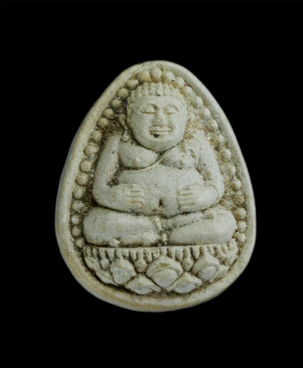 พระสังกัจจายน์อุดกริ่ง หลวงพ่อคูณ ปริสุทโธ รุ่นพิเศษ วัดบ้านไร่ จ.นครราชสีมา ปี2536 พระสังกัจจายน์ พระแห่งโชคลาภ เนื้อผงผสมยาเส้น  [..] | https://kamulet.in.th