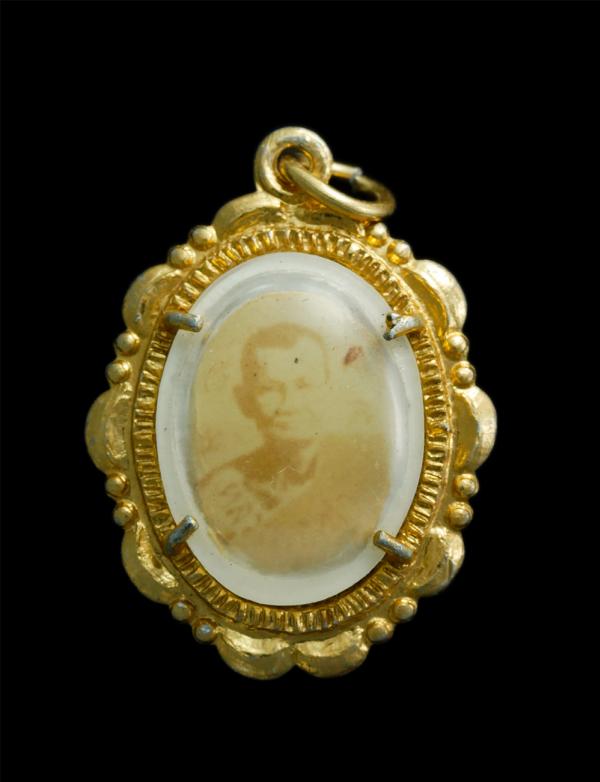 ล็อกเก็ตรุ่นแรก หลวงปู่คร่ำ วัดวังหว้า อ.แกลง จ.ระยอง ปี2517 ที่ระลึกงานผูกพัทธสีมา หลวงปู่ทิมรวมปลุกเสก(2/2) พระเก่าน่าเก็บสะสม | https://kamulet.in.th