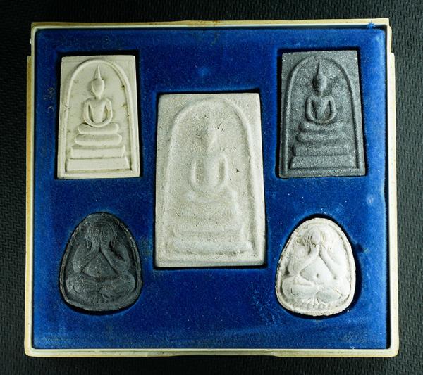 ชุดพระสมเด็จพระพุฒาจารย์ โต พรหมรับษี หลวงพ่อมาลัย อุทโย วัดบางหญ้าแพรก สร้างปลุกเสก ปี2539 หนึ่งในพระเกจิชื่อดังแห่งลุ่มน้ำท่าจีน [..] | https://kamulet.in.th