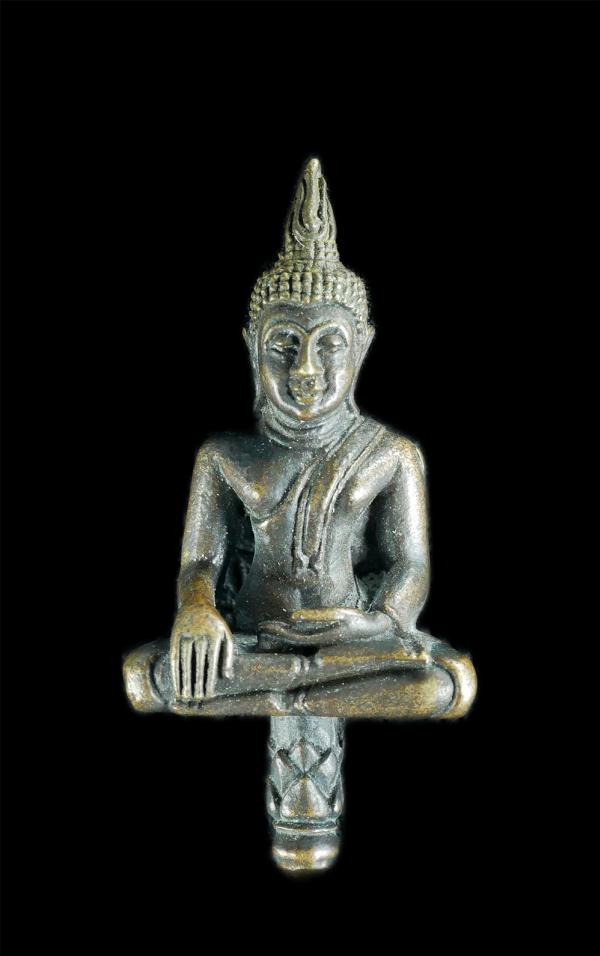 พระยอดธง หลวงพ่ออำนวย(พระครูวิมลธรรมพิทักษ์) วัดหนองคัน ต.ตะกาดเง้า อ.ท่าใหม่ จ.จันทบุรี ตอกโค๊ต น ว ค. เนื้อทองระฆัง พระเก่าสวย | https://kamulet.in.th