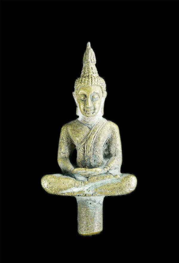 พระยอดธง หลวงพ่ออำนวย(พระครูวิมลธรรมพิทักษ์) วัดหนองคัน ต.ตะกาดเง้า อ.ท่าใหม่ จ.จันทบุรี เนื้อทองระฆัง พระเก่าสวย | https://kamulet.in.th