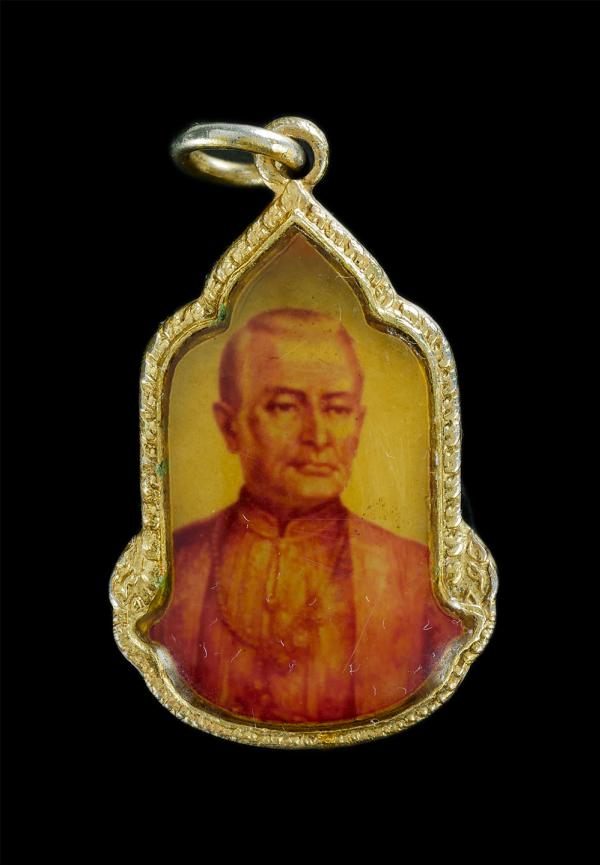 ล็อกเก็ตรัชกาลที่1 หลังตราสัญลักษณ์ สมโภชกรุงรัตนโกสินทร์ 200 ปี พ.ศ.2525 พิธีปลุกเสกยิ่งใหญ่ เนื้อกะไหล่ทองสวยงาม พระเก่าสวยสภาพด [..] | https://kamulet.in.th