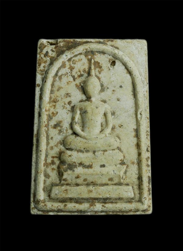 พระสมเด็จหลวงพ่อคูณ ปริสุทโธ วัดบ้านไร่ รุ่นสร้างพระอุโบสถ วัดสนามชัย จ.ชัยนาท ปี2539 เนื้อผงพุทธคุณ ผงว่าน พระเก่าสวย พระมีคราบปล [..] | https://kamulet.in.th