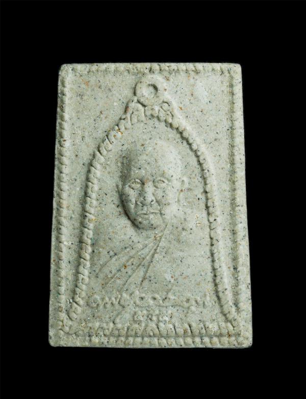 พระผงรูปเหมือน หลวงพ่อเขียน พระครูธรรมสรคุณ วัดกะทิง เขาคิชฌกูฎ จ.จันทบุรี เนื้อผงเก่าๆ หลังยันต์ รุ่น รวยเงินทอง 555 เนื้อผงพุทธค [..] | https://kamulet.in.th