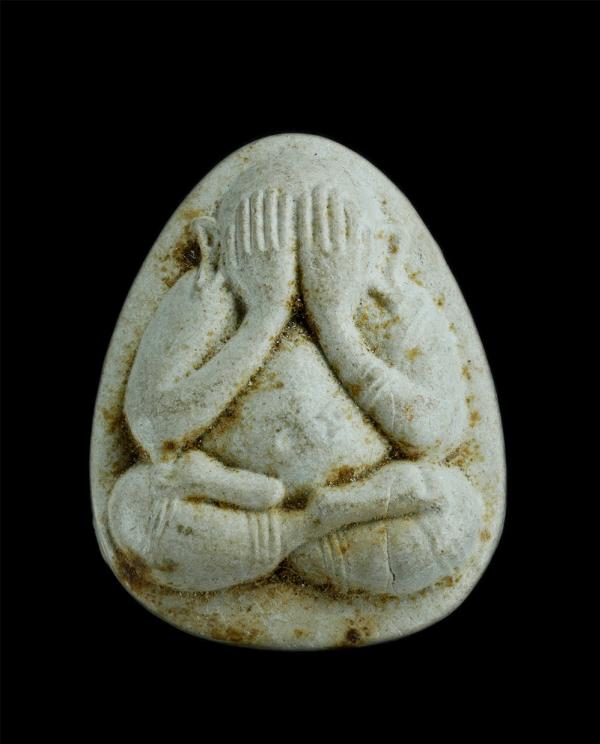 พระปิดตามหาลาภ หลังพระราหู รุ่นสุริยะคราส หลวงปู่แร่ วัดเชิดสำราญ อ.พนัสนิคม จ.ชลบุรี ปี 2538 เนื้อผงพุทธคุณ ผงว่าน พระเก่าสวยมวลส [..] | https://kamulet.in.th