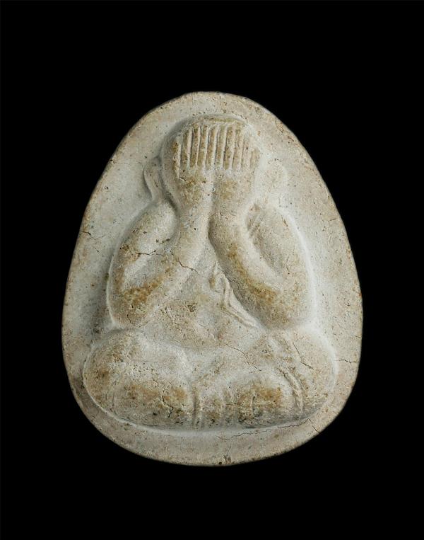 พระปิดตา เมตตามหาเสน่ห์ หลังดอกบัว หลวงปู่แย้ม วัดสามง่าม จ.นครปฐม ปี2555 เนื้อผงพุทธคุณ ผงว่าน พระเก่าสวย มวลสารดี  | https://kamulet.in.th