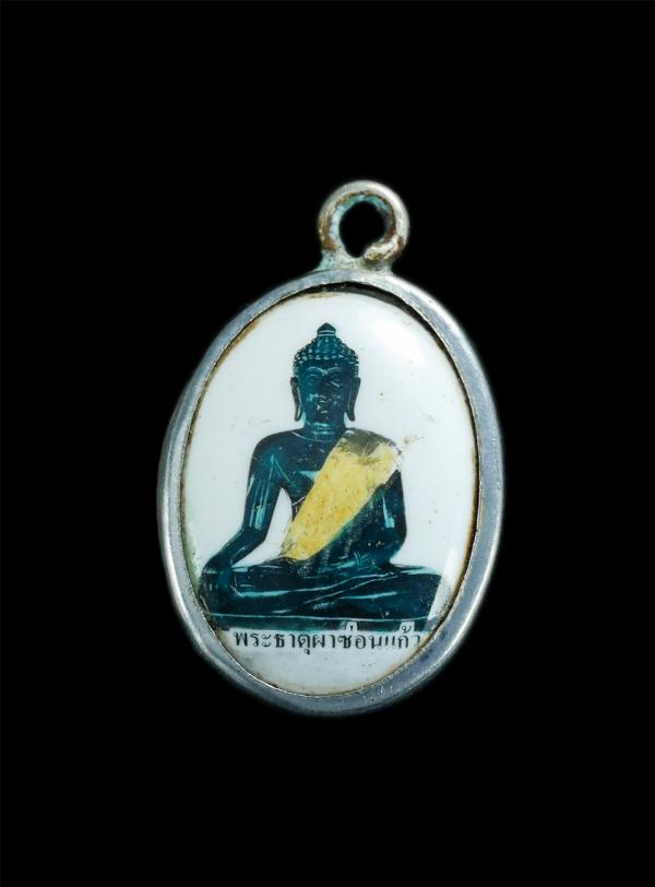 ล็อกเก็ตเก่า พระพุทธรูปหยกวัดพระธาตุผาซ่อนแก้ว อ.เขาคล้อ จ.เพชรบูรณ์ ล็อกเก็ตยุกต้นๆ สร้างน้อยหายาก น่าเก็บสะสม | https://kamulet.in.th