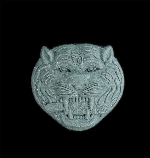 เสือคาบดาบหลวงพ่อดำ ร.31 พัน 1 ร.อ. (กองพันทหารราบที่ 1 กรมทหารราบที่ 31 รักษาพระองค์ ต.เขาสามยอด อ.เมืองลพบุรี จ.ลพบุรี) สร้าง พร [..] | https://kamulet.in.th