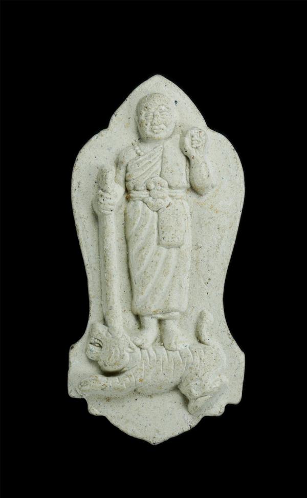 พระผงรูปเหมือนหลวงพ่อรวยขี่เสือ ยืนถือไม้เท้า รุ่น 2 วัดเขาประชุมเทพ อ.วังจันทร์ จ.ระยอง เนื้อผงพุทธคุณ ผงว่าน | https://kamulet.in.th