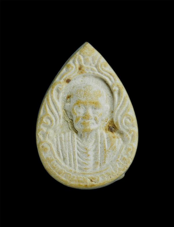 พระผงรูปเหมือนสมเด็จพระพุฒาจารย์ (โต พฺรหฺมรํสี) หลังพระสมเด็จพิมพ์คะแนน เนื้อผงพุทธคุณ ผงว่าน  | https://kamulet.in.th